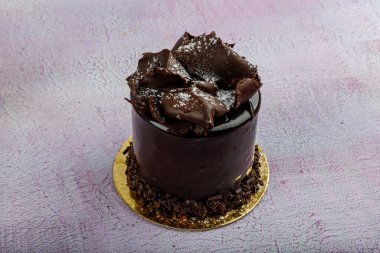 Tahta masada taze yapılmış lezzetli çikolatalı pasta. Tahta arka planda mini çikolatalı kekler..