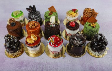 Tahta masada taze yapılmış lezzetli çikolatalı pasta. Tahta arka planda mini çikolatalı kekler..