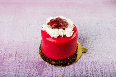 Tahta masada taze yapılmış lezzetli çikolatalı pasta. Tahta arka planda mini çikolatalı kekler..