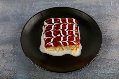 Trilece ya da Tres Leches keki, buharlaşmış süt, yoğunlaştırılmış süt ve yoğun kremaya batırılmış tereyağlı kekin içindeki bir sünger kektir. Metin alanı için alanı kopyala.