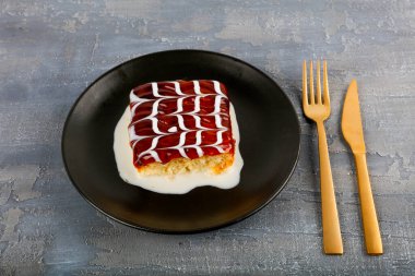 Trilece ya da Tres Leches keki, buharlaşmış süt, yoğunlaştırılmış süt ve yoğun kremaya batırılmış tereyağlı kekin içindeki bir sünger kektir. Metin alanı için alanı kopyala.