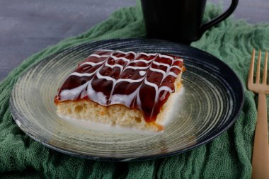 Trilece ya da Tres Leches keki, buharlaşmış süt, yoğunlaştırılmış süt ve yoğun kremaya batırılmış tereyağlı kekin içindeki bir sünger kektir. Metin alanı için alanı kopyala.