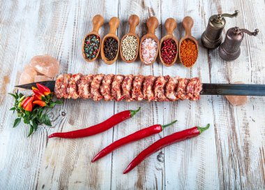 Pişmemiş (çiğ) et ve kebap kebabı ya da kebap kebabı kebap restoranında metal şiş üzerinde. Şiş kebap yapıyorum. Geleneksel Adana Kebabı