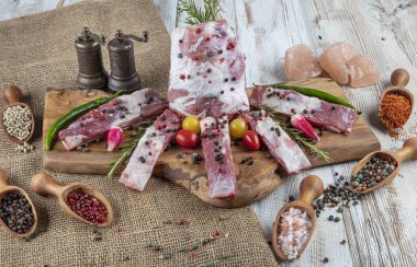 Çiğ et kuzu eti, kuzu boynu (Lamb Gerdan) wodden arka planda. Metin için boşluğu kopyala. Kemik boyunlu sığır filetosu.