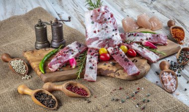 Çiğ et kuzu eti, kuzu boynu (Lamb Gerdan) wodden arka planda. Metin için boşluğu kopyala. Kemik boyunlu sığır filetosu.