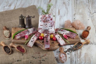 Çiğ et kuzu eti, kuzu boynu (Lamb Gerdan) wodden arka planda. Metin için boşluğu kopyala. Kemik boyunlu sığır filetosu.