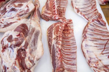 Taze ve çiğ et. Beyaz arka planda çeşitli kuzu parçaları.