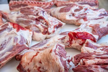 Taze ve çiğ et. Beyaz arka planda çeşitli kuzu parçaları.