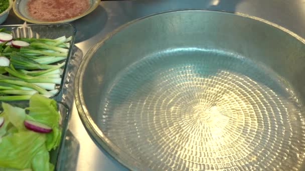 Повар Готовит Cigkofte Турецкая Традиционная Еда Подготовка Приготовлению Сырых Фрикаделек — стоковое видео