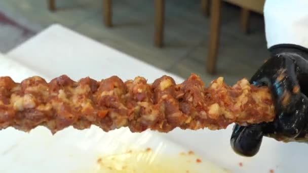 Шеф Готує Турецький Кебаб Кухні Підготовка Турецької Аданської Кебап Традиційний — стокове відео