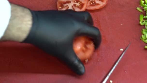 Closeup Male Chef Knife Chopping Cutting Red Tomato Sliced Knife — 비디오