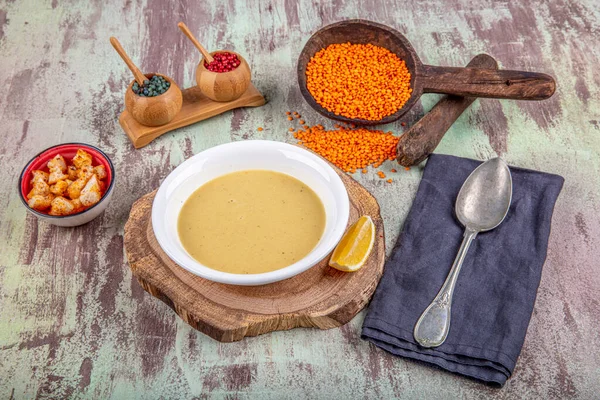 Lentil soup with kruton bread in a ceramic white bowl on a wooden background — Stock Image Lentil Soup Kruton Bread Ceramic White Bowl Wooden Background Stock Photo