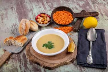 Mercimek çorbası ve kruton ekmeği seramik beyaz kase içinde ahşap zemin üzerinde