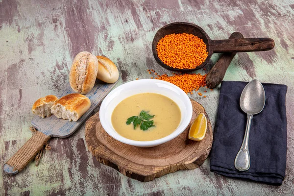 Lentil soup with kruton bread in a ceramic white bowl on a wooden background — Stock Image Lentil Soup Kruton Bread Ceramic White Bowl Wooden Background Stock Picture