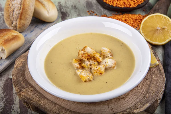 Lentil soup with kruton bread in a ceramic white bowl on a wooden background — Stock Image Lentil Soup Kruton Bread Ceramic White Bowl Wooden Background Stock Photo