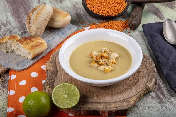 Lentil soup with kruton bread in a ceramic white bowl on a wooden background — Stock Image Lentil Soup Kruton Bread Ceramic White Bowl Wooden Background Stock Picture
