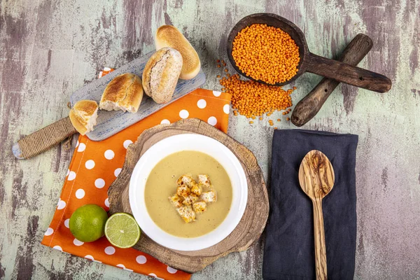 Lentil soup with kruton bread in a ceramic white bowl on a wooden background — Stock Image Lentil Soup Kruton Bread Ceramic White Bowl Wooden Background Stock Photo