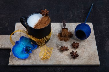 Tarçınlı Türk Salep ya da Sahlep, Noel Eggnog 'lu. Tarçın çubukları ve orkide çiçeğiyle servis edilir..