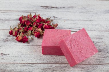 Doğal sabun, Rose Soap. Ahşap tahtada kurumuş pembe güller olan doğal el yapımı sabun. Spa