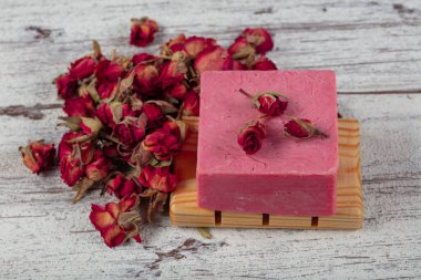 Doğal sabun, Rose Soap. Ahşap tahtada kurumuş pembe güller olan doğal el yapımı sabun. Spa
