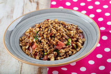 Türk Gavurdagi Salatası - Sebzeli Ceviz Salatası. Ceviz görünümlü Türk Gavurdagi Salatası. (coban veya choban salatasi)