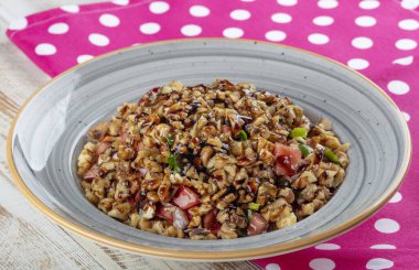 Türk Gavurdagi Salatası - Sebzeli Ceviz Salatası. Ceviz görünümlü Türk Gavurdagi Salatası. (coban veya choban salatasi)