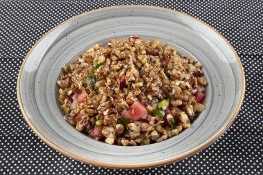 Türk Gavurdagi Salatası - Sebzeli Ceviz Salatası. Ceviz görünümlü Türk Gavurdagi Salatası. (coban veya choban salatasi)