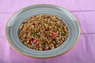 Türk Gavurdagi Salatası - Sebzeli Ceviz Salatası. Ceviz görünümlü Türk Gavurdagi Salatası. (coban veya choban salatasi)