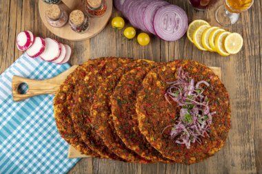 Geleneksel lezzetli Türk yemekleri; Lahmacun (Türk pizzası). Lahmacun geleneksel Türk pizzası ve kırsal ahşap masaya izole edilmiş salata paketleri..