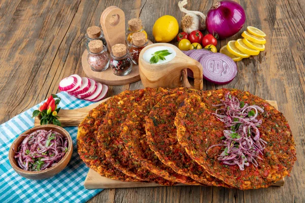 Традиционные Вкусные Турецкие Блюда Lahmacun Турецкая Пицца Lahmacun Традиционной Турецкой — стоковое фото