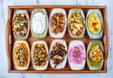 Türk Mutfağı Soğuk Aperatifleri (zeytinyağlı aperatifler). Türk Mutfağı Soğuk Aperatifleri. Türk aperatifleri renkli tabaklarda. Yoğurt ve çeşitli haşlanmış otlar.