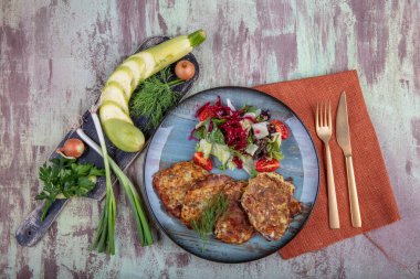 Balkabağı Mucver. Geleneksel Kabak Mucver. Mucver, rendelenmiş kabaktan yapılmış Türk böreği veya krep..