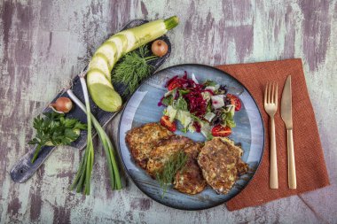 Balkabağı Mucver. Geleneksel Kabak Mucver. Mucver, rendelenmiş kabaktan yapılmış Türk böreği veya krep..