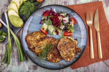 Balkabağı Mucver. Geleneksel Kabak Mucver. Mucver, rendelenmiş kabaktan yapılmış Türk böreği veya krep..