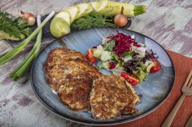 Balkabağı Mucver. Geleneksel Kabak Mucver. Mucver, rendelenmiş kabaktan yapılmış Türk böreği veya krep..