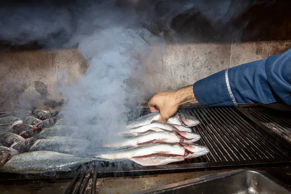 Pescado Lubina Parrilla Primer Plano Proceso Lubina Europea Chef Está — Foto de Stock