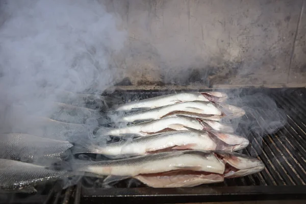 Pescado Lubina Parrilla Primer Plano Proceso Lubina Europea Chef Está — Foto de Stock