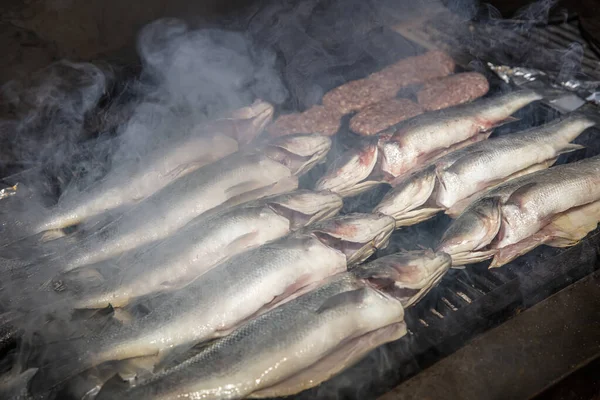 Pescado Lubina Parrilla Primer Plano Proceso Lubina Europea Chef Está — Foto de Stock
