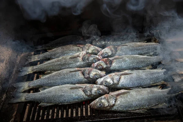 Pescado Lubina Parrilla Primer Plano Proceso Lubina Europea Chef Está — Foto de Stock