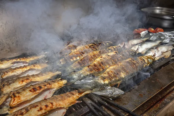 Pescado Lubina Parrilla Primer Plano Proceso Lubina Europea Chef Está — Foto de Stock