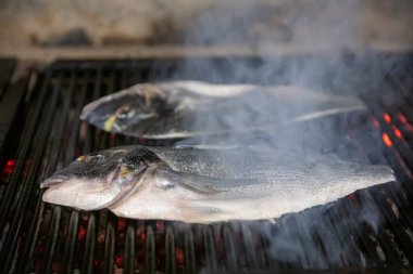 Izgarada çipuralı balık. Izgara balık yemeği, çipura lokantası servisi.
