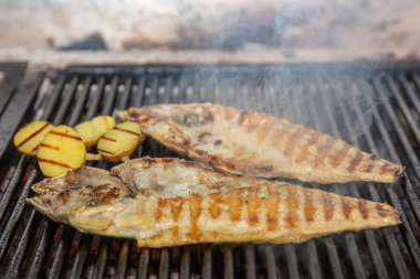 Izgarada çipuralı balık. Izgara balık yemeği, çipura lokantası servisi.