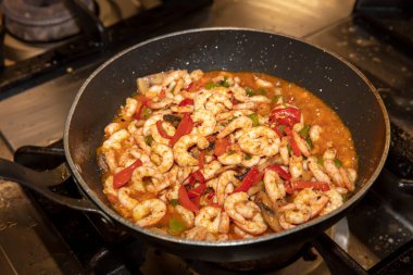 Sebzeli istiridyeli, domatesli, yeşil ve tavada omletli karides pişiriyorum.