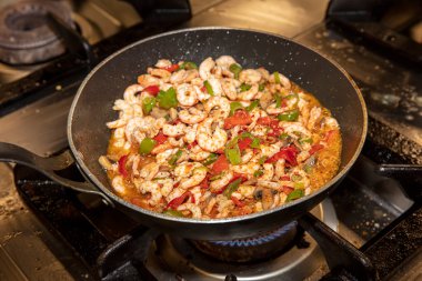 Sebzeli istiridyeli, domatesli, yeşil ve tavada omletli karides pişiriyorum.