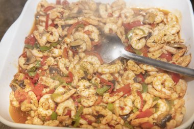 Sebzeli istiridyeli, domatesli, yeşil ve tavada omletli karides pişiriyorum.