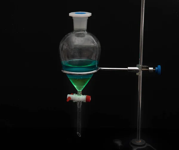 Laboratuvardaki Sıvı Karışımından Bileşenleri Filtreleme Yoluyla Ayıran Çalışma Doğal Ürünleri — Stok fotoğraf