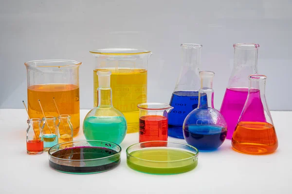 Vetreria Laboratorio Con Liquidi Diversi Colori Tavola Bianca Vetreria Laboratorio — Foto Stock