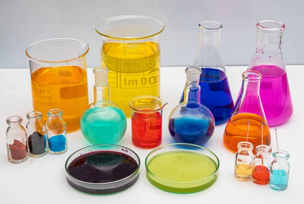 Vetreria Laboratorio Con Liquidi Diversi Colori Tavola Bianca Vetreria Laboratorio — Foto Stock