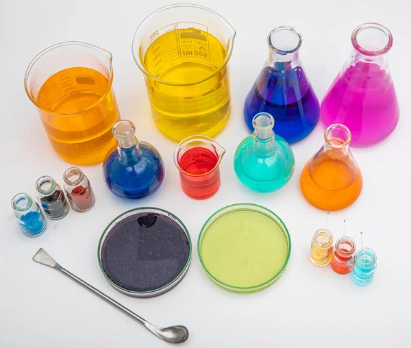 Vetreria Laboratorio Con Liquidi Diversi Colori Tavola Bianca Vetreria Laboratorio — Foto Stock