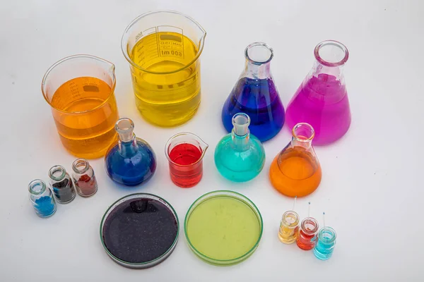 Vetreria Laboratorio Con Liquidi Diversi Colori Tavola Bianca Vetreria Laboratorio — Foto Stock